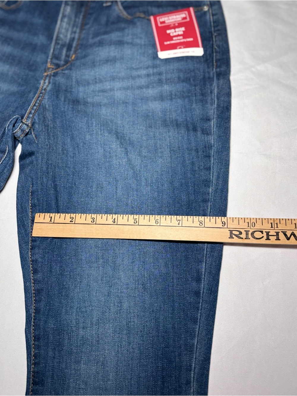 Levi Signature Mid Rise Capri Jeans - Picture 9 of 10